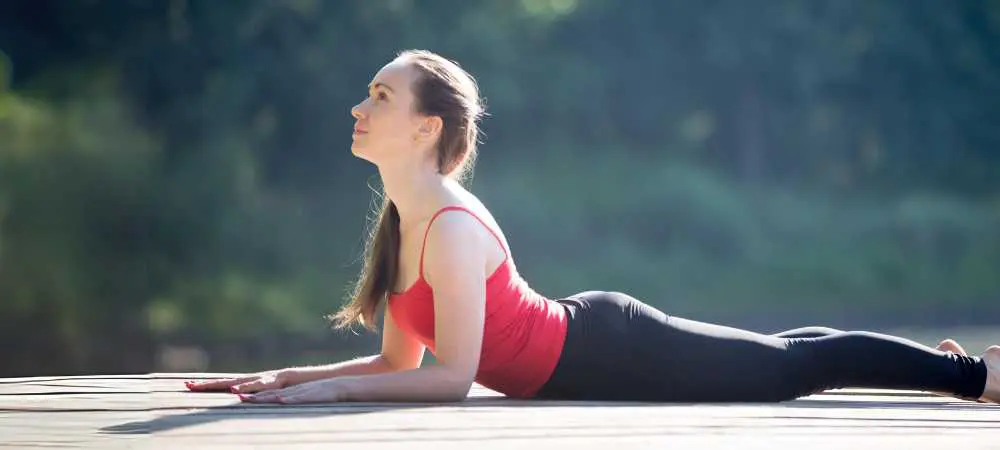 Person macht McKenzie-Übung