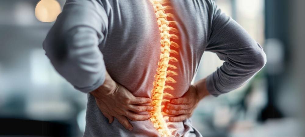 Rücken mit rot durch den Pullover scheinender Wirbelsäule